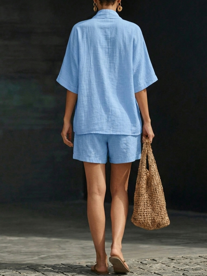 Set di due pezzi in lino e cotone con maglietta a V e pantaloni corti minimalisti e accoglienti