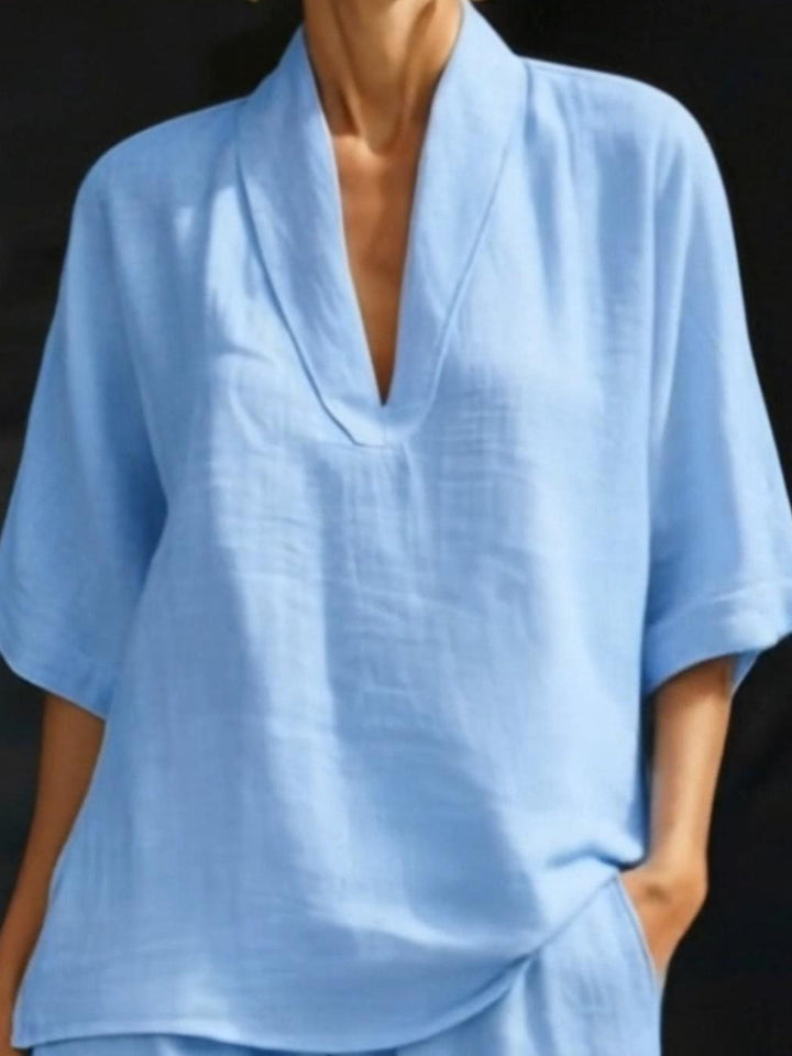 Set di due pezzi in lino e cotone con maglietta a V e pantaloni corti minimalisti e accoglienti